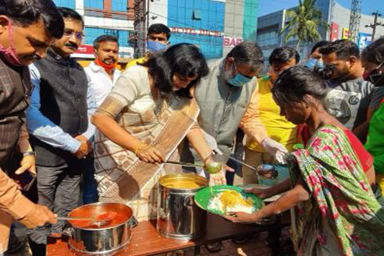 ଭୁବନେଶ୍ବରରେ ଶୁଭାରମ୍ଭ ହେଲା ଅର୍ଣ୍ଣପୂର୍ଣା କାର୍ଯ୍ୟକ୍ରମ, ମାଗଣାରେ ଗରିବଙ୍କୁ ମିଳିବ ଭାତ ଡାଲମା