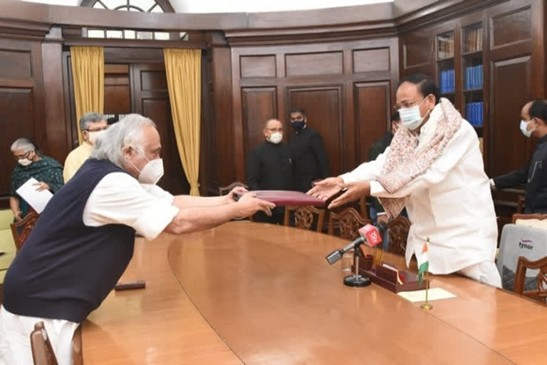 Vice President M Venkaiah Naidu receiving reports from Jairam Ramesh