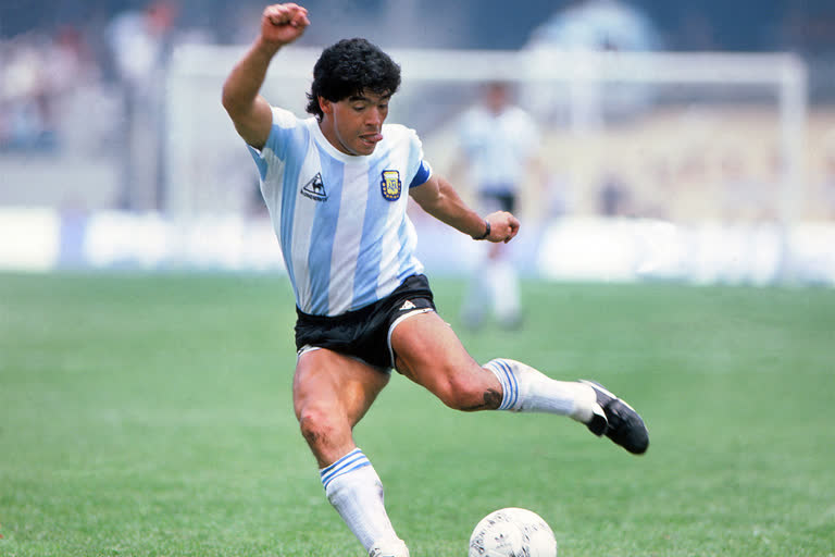 Investigators search doctor's office, probing Maradona death