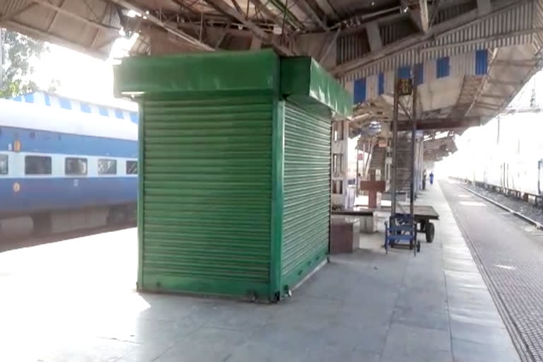 hawkers of howrah station during coronavirus situation