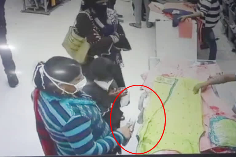 woman thief caugth in cctv, दुकान में चोरी की वारदात, crime news, bharatpur police