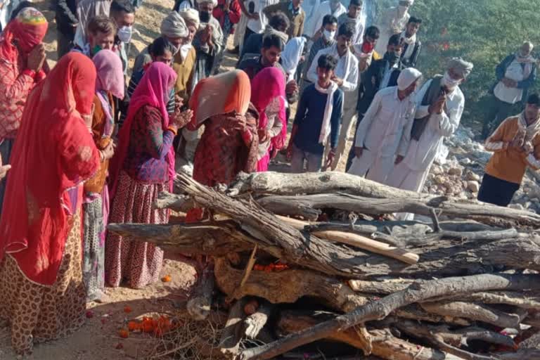 daughters of Mahabar village, daughters in Barmer cremated their father