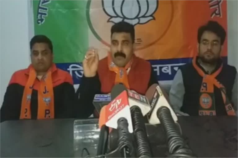 state Bjp general secertry Pawan khajuria addressing a press conference at Ramban