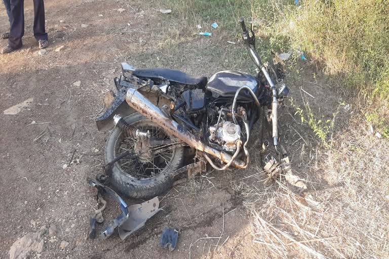 two wheeler accident Gondia Tiroda road