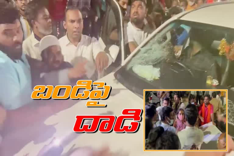 నెక్లెస్‌రోడ్డులో బండి సంజయ్ కారుపై దాడి.. అద్దాలు ధ్వంసం