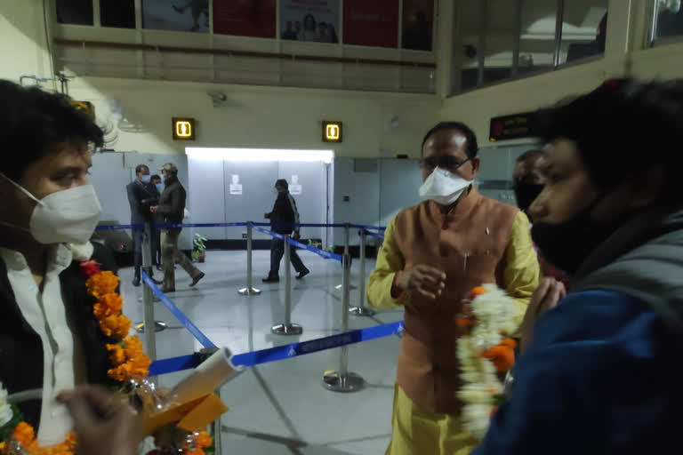 CM Shivraj-Scindia arrives at Gwalior Airport on transit visit