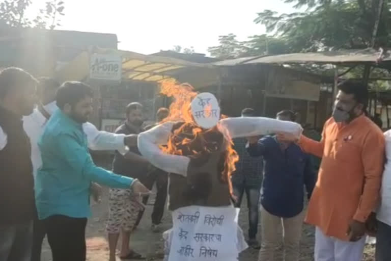 Swabhimani Shetkari Sanghatna protested against central govt in support of farmeres in delhi