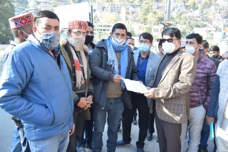 Private bus operators give memorandum