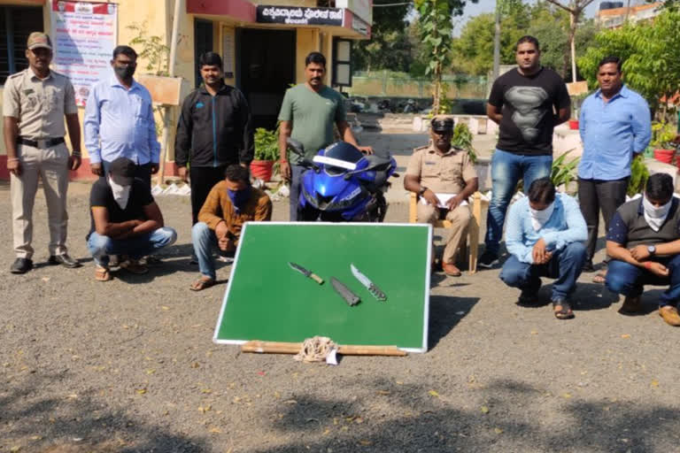 ದರೋಡೆಗೆ ಹೊಂಚು ಹಾಕಿದ್ದ ಕುಖ್ಯಾತ ರೌಡಿ ಸಹಚರರ ಬಂಧನ