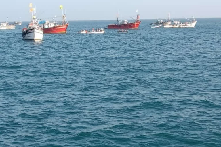 Persian boat sinks in Mangalore: 6 fishermen missing