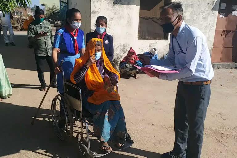 Panchayat Samiti elections, girls helping elderly and Disabled people, elections In Dungarpur, पंचायत समिति चुनाव, बुजुर्ग और दिव्यांग