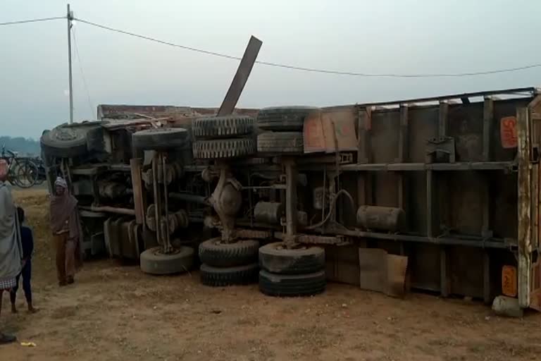 Truck overturns near Siddha hill