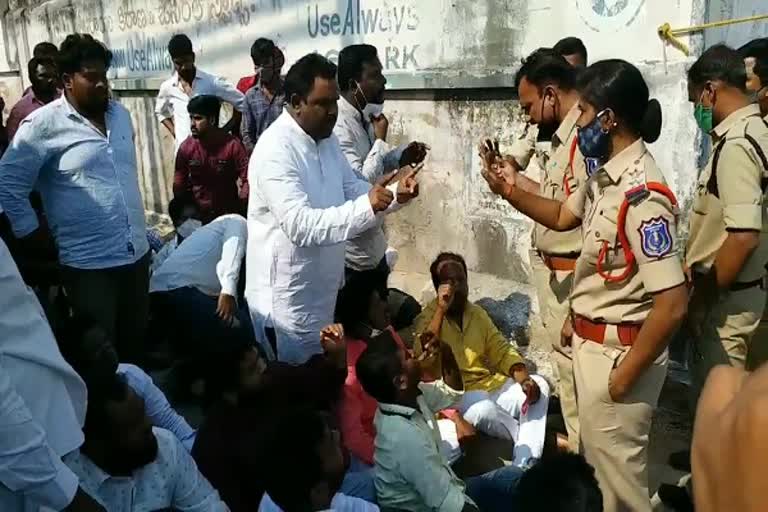 trs, bjp workers protest at uppal in hyderabad