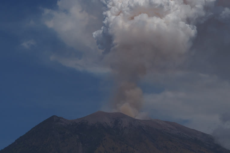 500 people flee following volcano eruption in Indonesia