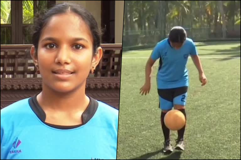 juggling world record  juggling  നിലം തൊടീക്കാതെ പന്ത് തട്ടിയത് 171 തവണ  ജഗ്ലിങ്ങിൽ ലോക റെക്കോര്‍ഡ് നേട്ടം കരസ്ഥമാക്കി അഖില  kannur  sports news  sports latest news  ജഗ്ലിങ്  ഫുഡ്‌ബോള്‍ ജഗ്ലിങ്