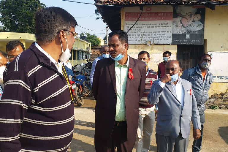 Lohardaga DC Dilip Kumar Toppo inspected Sadar Hospital