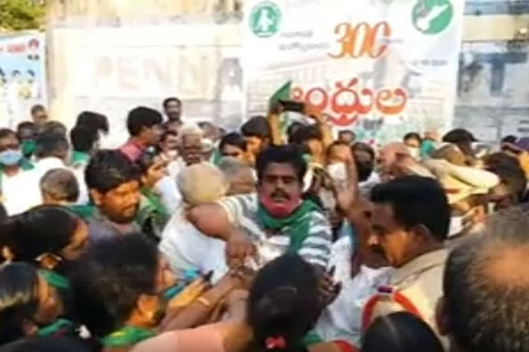 మందడం దీక్షా శిబిరం వద్ద ఉద్రిక్తత