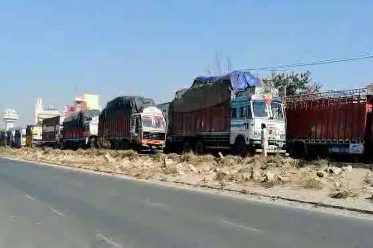 sonipat medicines truck traffic jam farmers protest