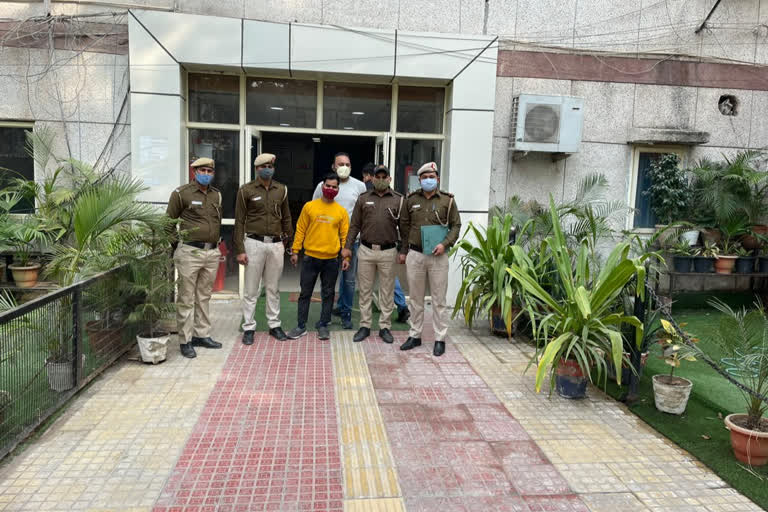 Rajouri Garden Police arrested a man with cannabis