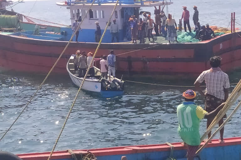 Persian boat sinks in Mangalore: 2 dead bodies found  Search operation continued (updated)  Persian boat sinks Mangalore  പേർഷ്യൻ ബോട്ട് മുങ്ങി  മൃതദേഹങ്ങൾ  മത്സ്യബന്ധനത്തിന് പോയ ബോട്ട്  അപകടം