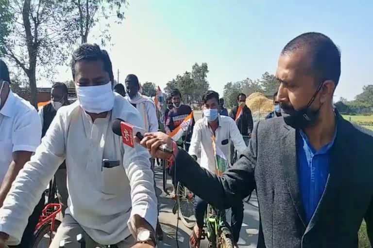 Congress workers took out cycle yatra in support of farmers movement