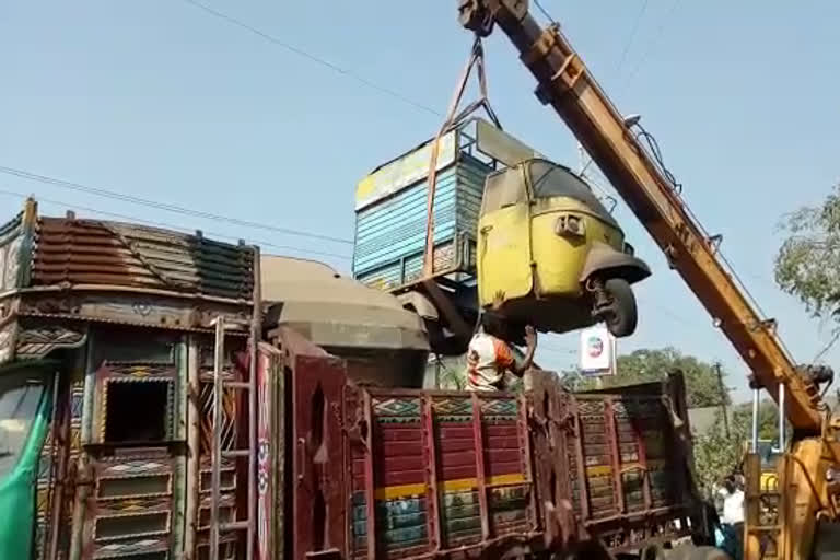 जप्त करण्यात येत असेलेले वाहन