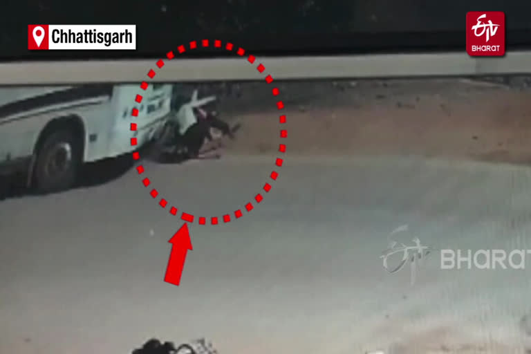 Viral video of road accident  Road accident in Katghora  Katghora News  CCTV Video of Katghora Accident  katghora  bus and bike accident  ബൈക്കും ബസും കൂട്ടിയിടിച്ച് ഒരാള്‍ മരിച്ചു  ബൈക്ക് അപടകം  ബസ്‌ അപകടം  വൈറല്‍ സിസിടിവി