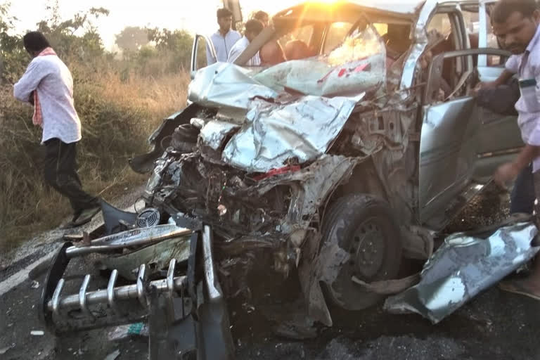 six people died,  six people died in road accident,  six people died in road accident at Rangareddy,  Rangareddy road accident,  Rangareddy road accident news, ಆರು ಜನ ಸಾವು, ರಸ್ತೆ ಅಪಘಾತದಲ್ಲಿ ಆರು ಜನ ಸಾವು, ರಂಗಾರೆಡ್ಡಿ ಜಿಲ್ಲೆಯಲ್ಲಿ ರಸ್ತೆ ಅಪಘಾತದಲ್ಲಿ ಆರು ಜನ ಸಾವು, ರಂಗಾರೆಡ್ಡಿ ರಸ್ತೆ ಅಪಘಾತ, ರಂಗಾರೆಡ್ಡಿ ರಸ್ತೆ ಅಪಘಾತ ಸುದ್ದಿ,