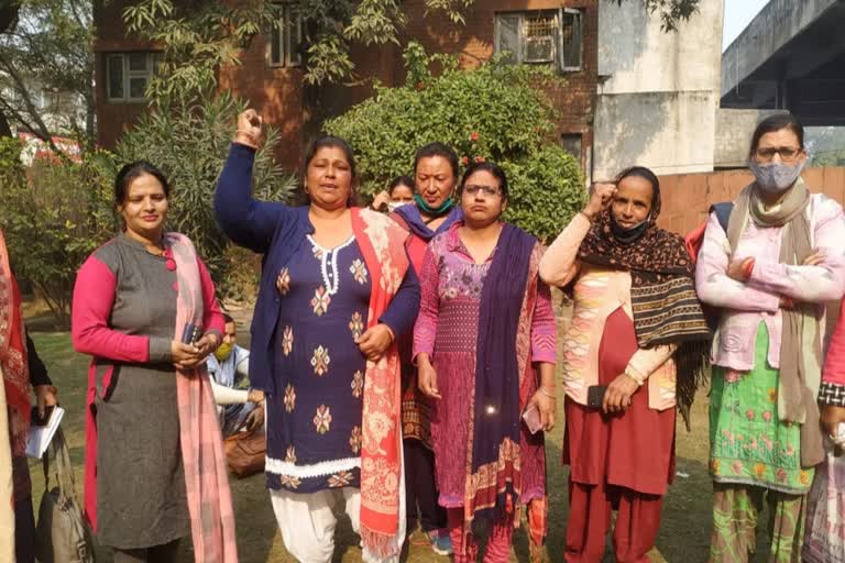 asha workers protest health minister