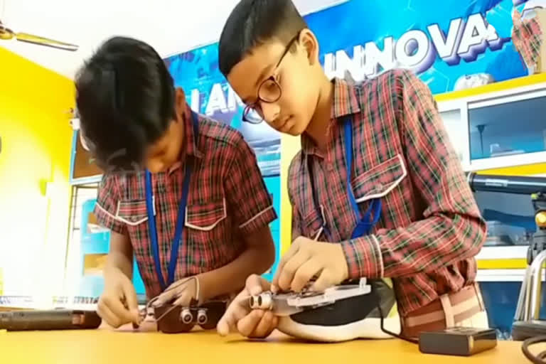 Innovative idea of ​​children made smart shoes, smart glasses for the blind people