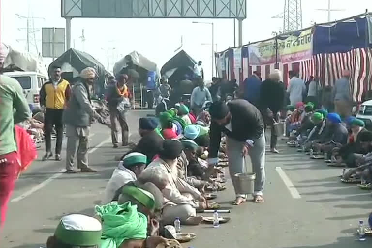 'Langar' being served to farmers stationed at Delhi-Ghazipur border