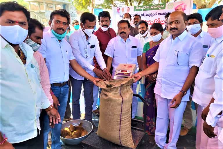 parakala mla challa dharma reddy inaugurated paddy purchase center at damora mandal in warangal district