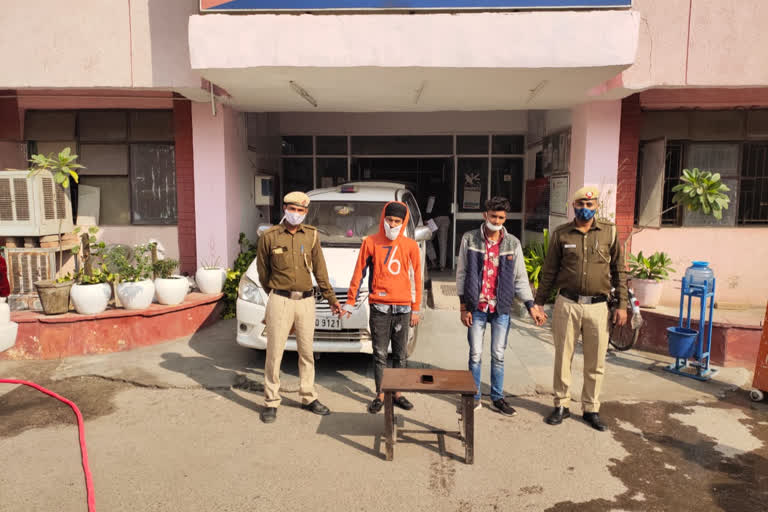 Najafgarh thana police arrested two miscreants for snatching