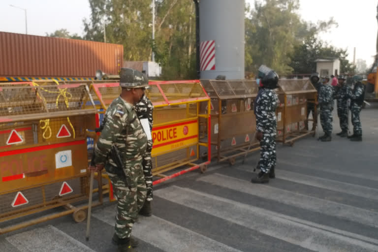 Noida-Delhi road seal on Kalindi Kunj border