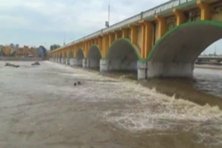 வைகையில் கரைபுரண்டு ஓடும் தண்ணீர்