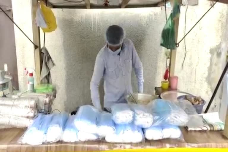 a-tea-seller-in-vadodara-distributes-free-mask-to-his-customers