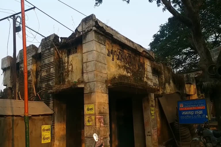 sub-divisional-library-building-closed-for-years-in-jamtara