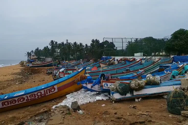 red alert in kerala costal area  red alert news  cyclone latest news  കേരള തീരത്ത് റെഡ് അലര്‍ട്ട്  ബുറെവി ചുഴലിക്കാറ്റ്