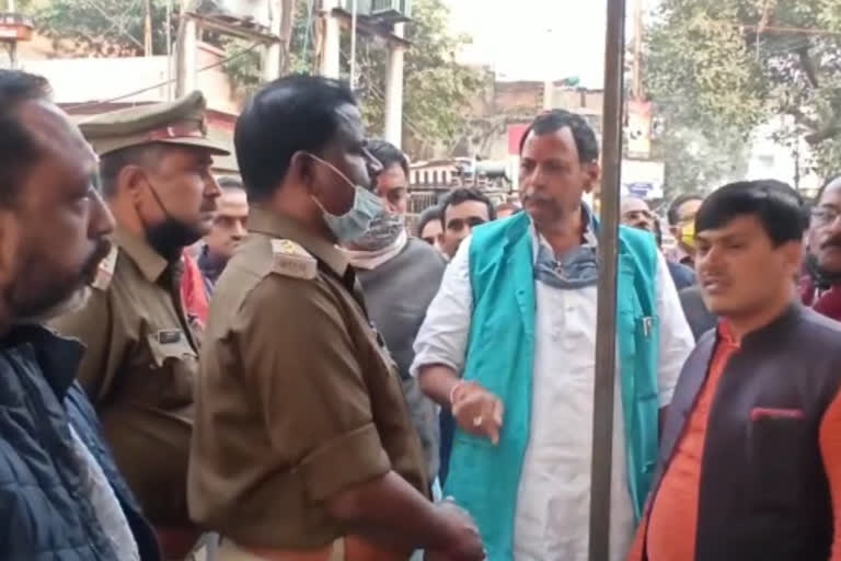 पुलिस ने निर्माणाधीन टीनशेड हटाया.