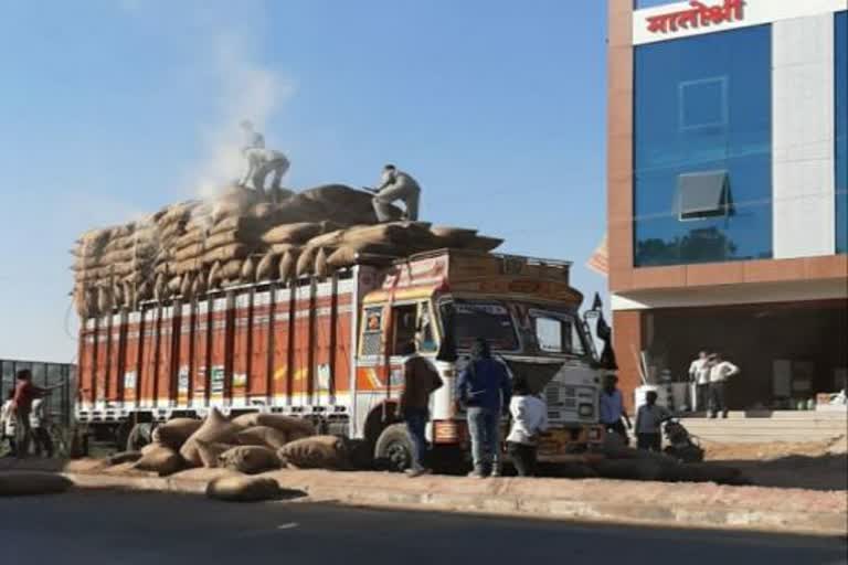 ट्रक में लगी आग,truck filled with groundnuts