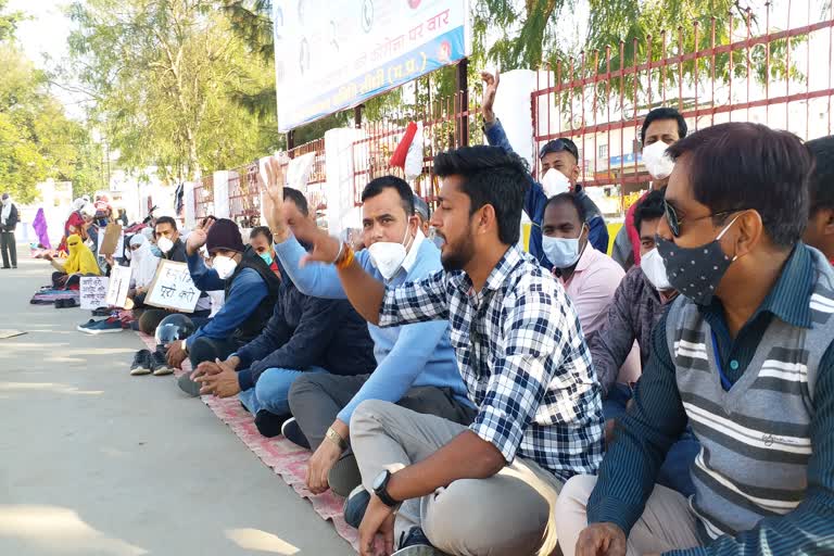 Temporary health workers sitting on strike