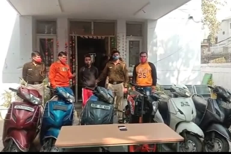 Delhi Police arrested a snatcher, 5 scooties and a mobile recovered