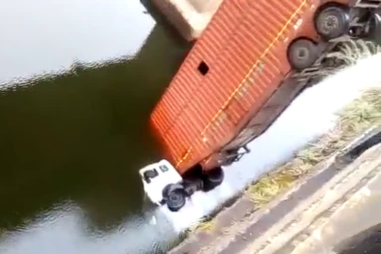 Container lorry  accident  Chalakkudy  കണ്ടെയ്‌നർ ലോറി  ചാലക്കുടി പാലം  പുഴയിലേക്ക് മറിഞ്ഞു  ലോറി ഡ്രൈവർ