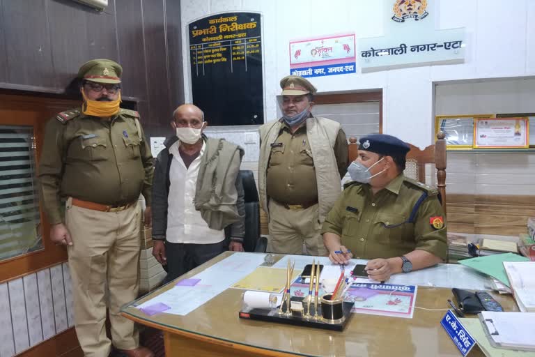 पुलिस की गिरफ्त में आरोपी.