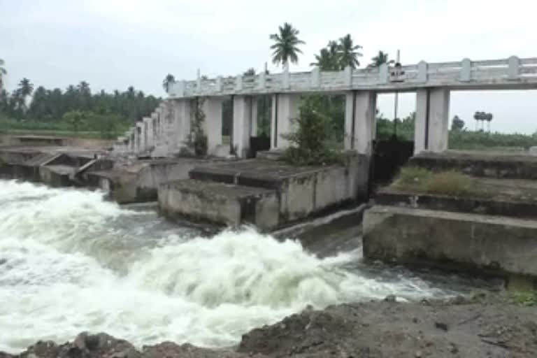 ஓடத்துறை ஏரியில் உபரி நீர் வெளியேற்றம்