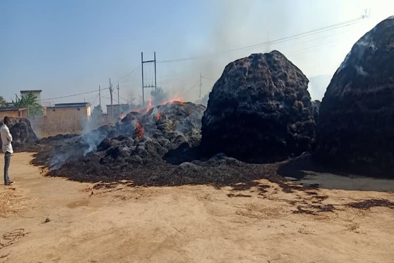 fire-in-paddy-crop-kept-in-barn-in-korba