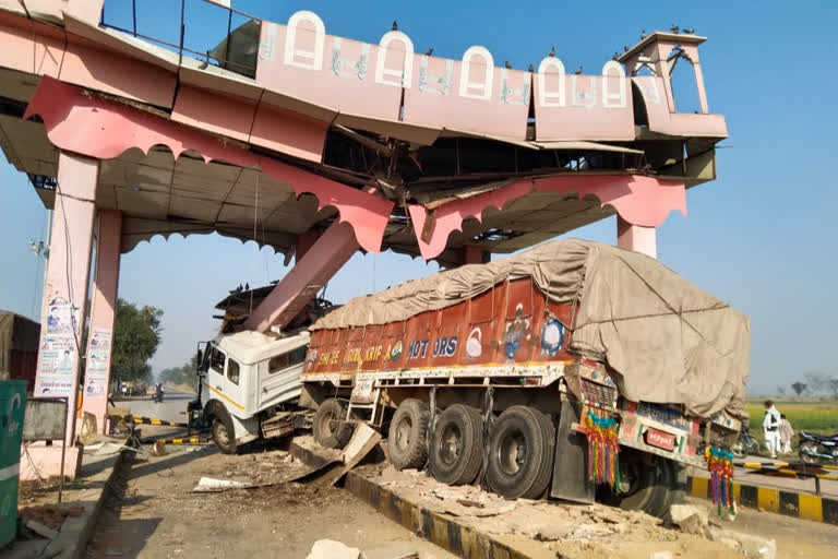 truck collision at toll booth, accident at Moraka toll plaza