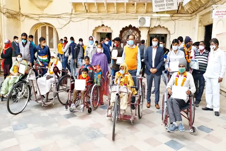 कृत्रिम अंग और ट्राई साइकिल का वितरण, दिव्यांगों को कृत्रिम अंग और ट्राई साइकिल दिया गया, विशेष योग्यजन दिवस,  Handicapped support, Special Qualified Day, Divyang were given prostheses and tri-cycles