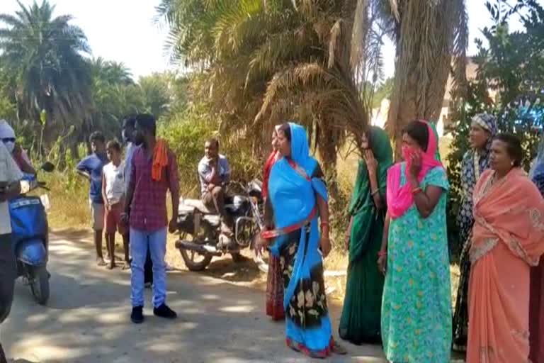 Disturbed by sand theft, the residents closed the road in kanker