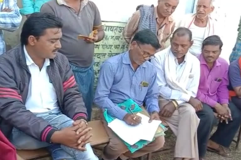 Villagers of pandariya accused Panchayat Secretary of corruption